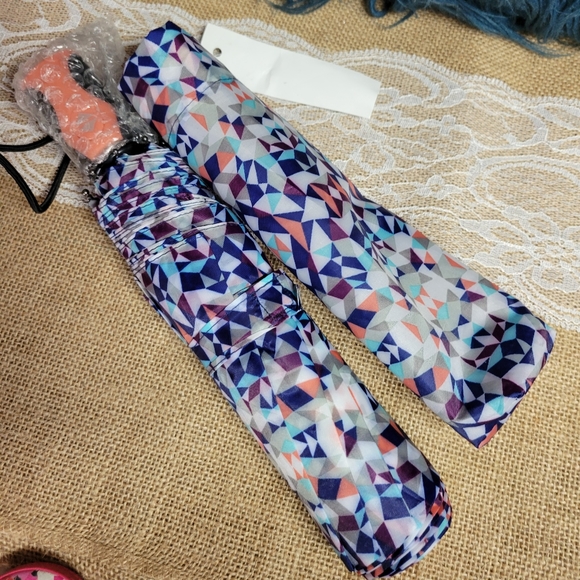 NWT umbrella never been used still has plastic - Picture 2 of 3